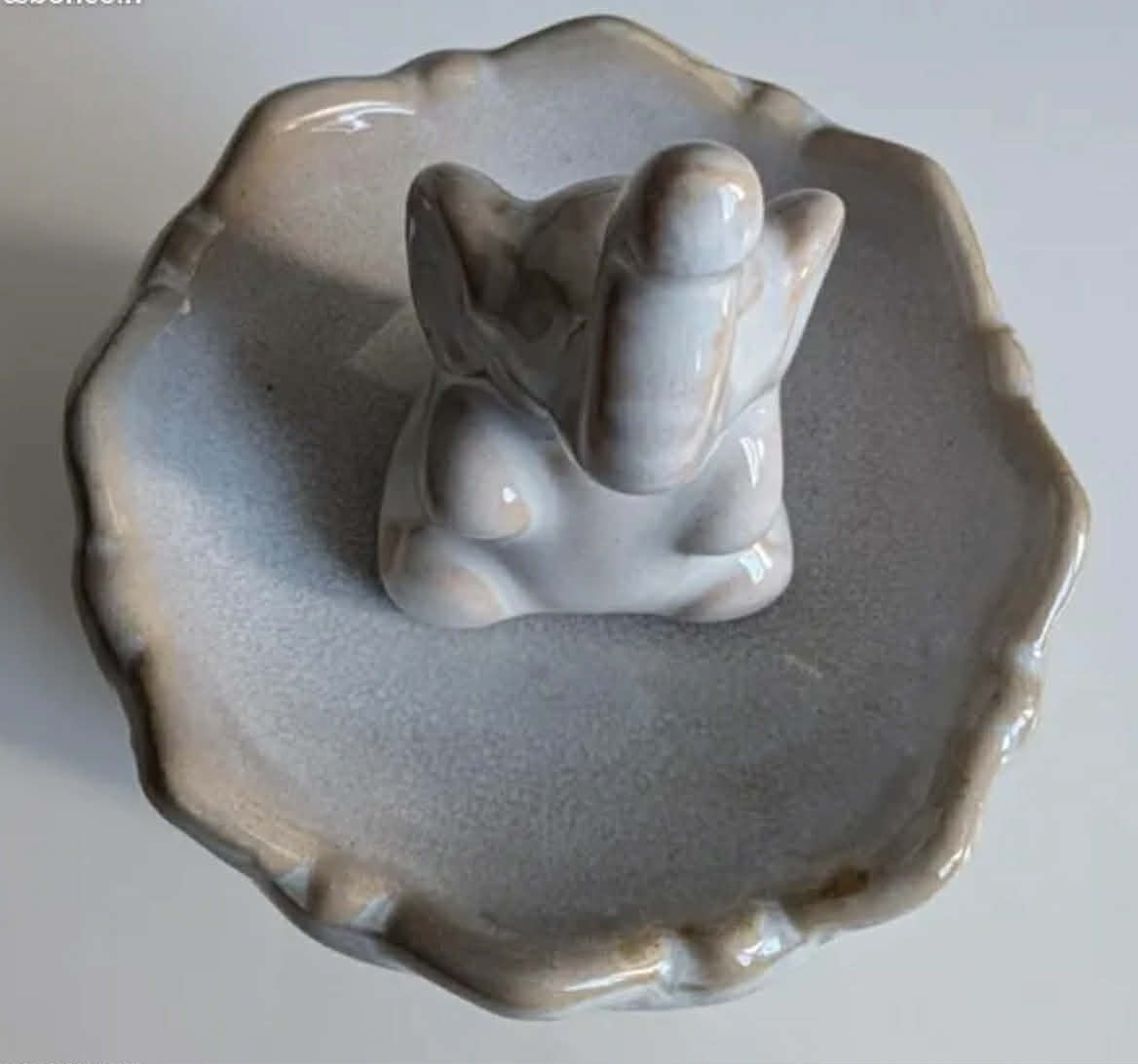 Lotoso žiedo su drambliu aliejaus degiklis