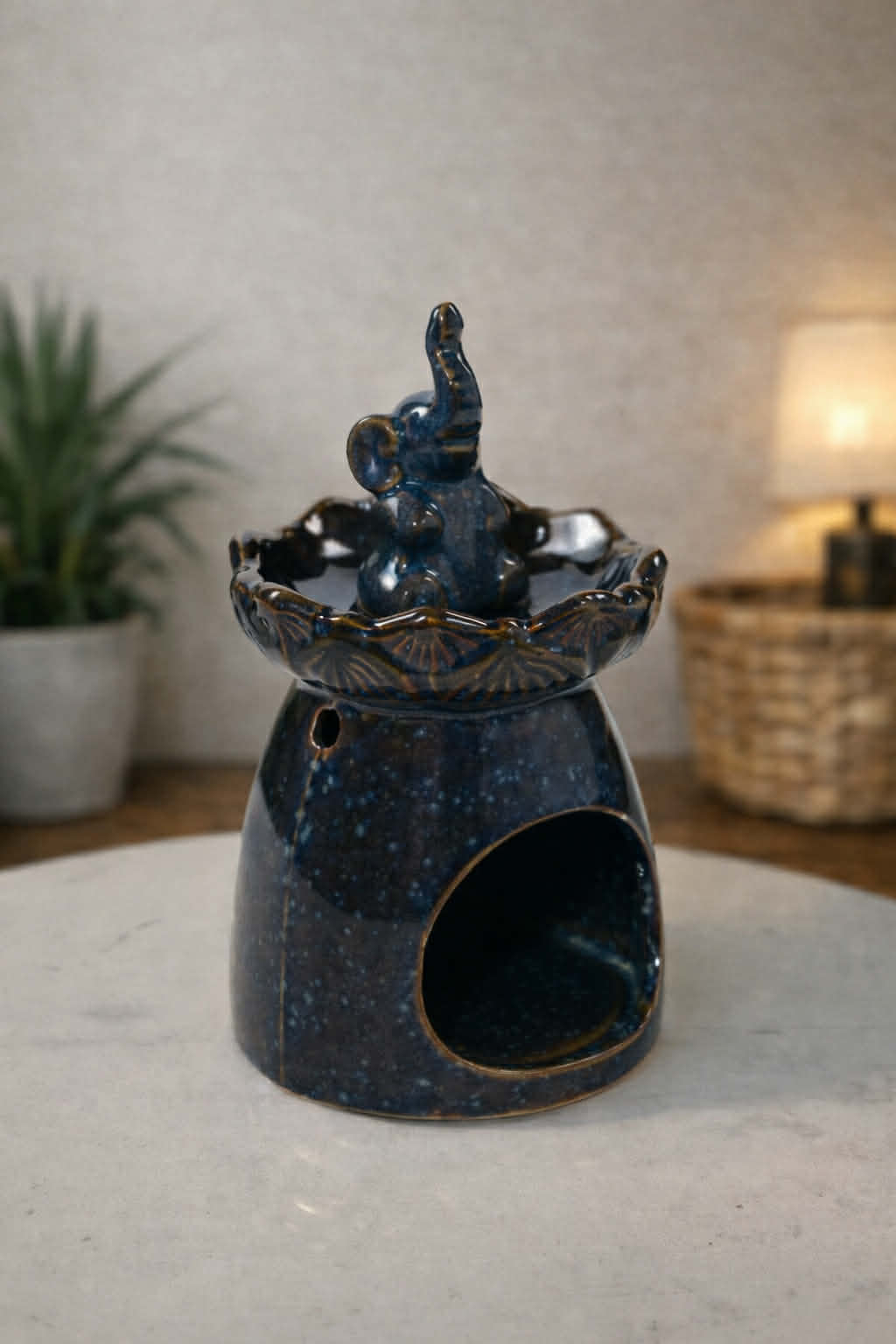 Lotoso žiedo su drambliu aliejaus degiklis