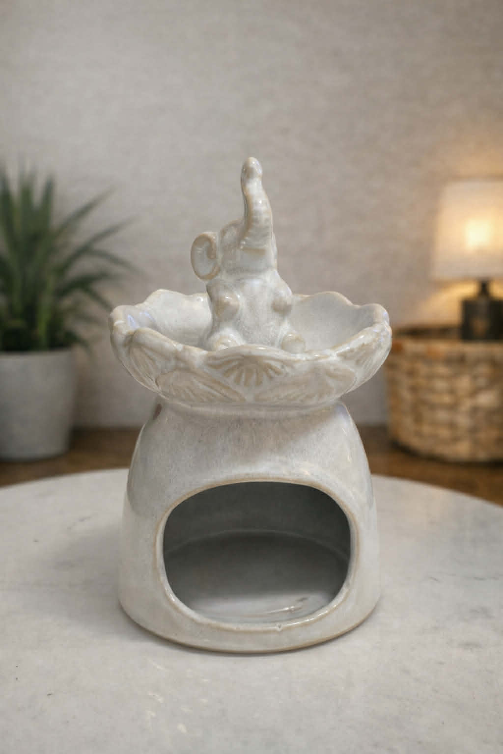 Lotoso žiedo su drambliu aliejaus degiklis