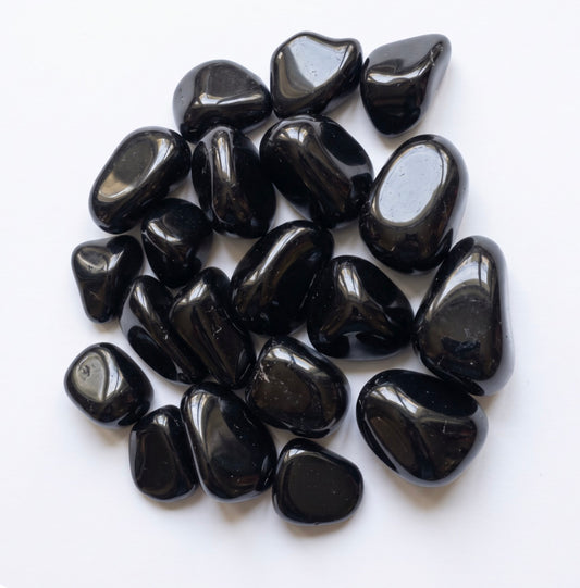 Juodasis Obsidianas – Apsaugos ir Įžeminimo Akmuo | Natūralūs akmuo