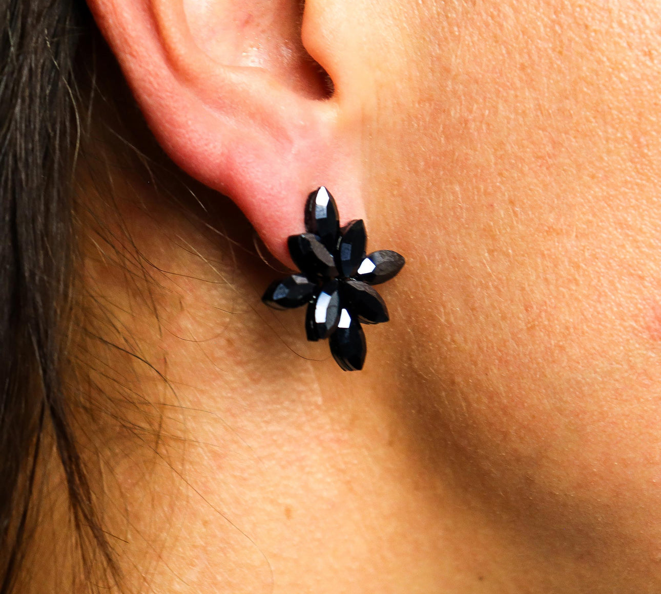 Vintažinio stiklo auskarai – Juodos gėlės