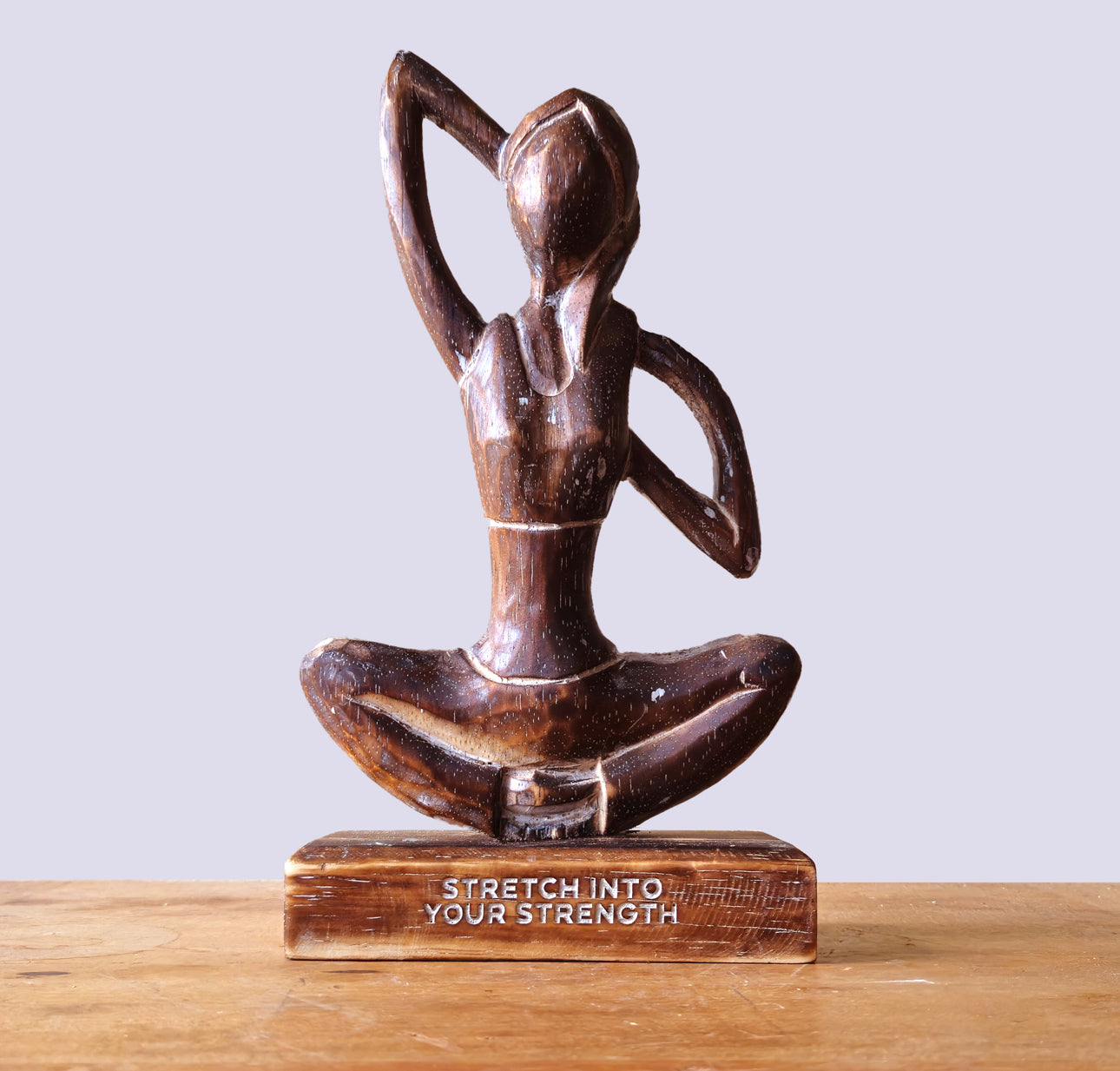 Medinė jogos ponia - antikvarinė - karvės veido poza - „Tempimasis iki savo jėgų“